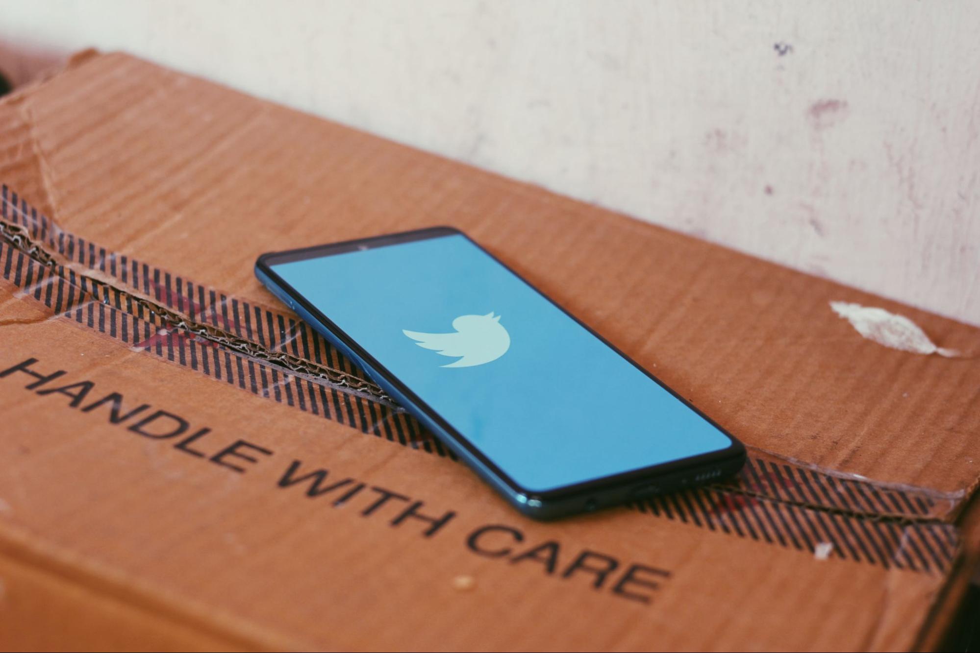 twitter for higher education marketing - mobile phone